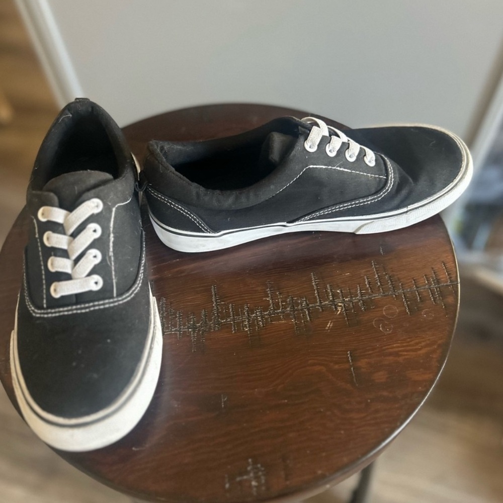 Cat & Jack Black & White Low-Top Canvas Sneakers – Kids Size 4